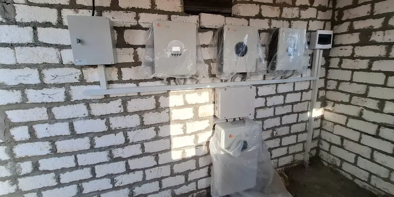 محطة طاقة شمسية 18 كيلو وات منفصلة عن الشبكة لتشغيل أحمال 3 فاز بكفاءة عالية