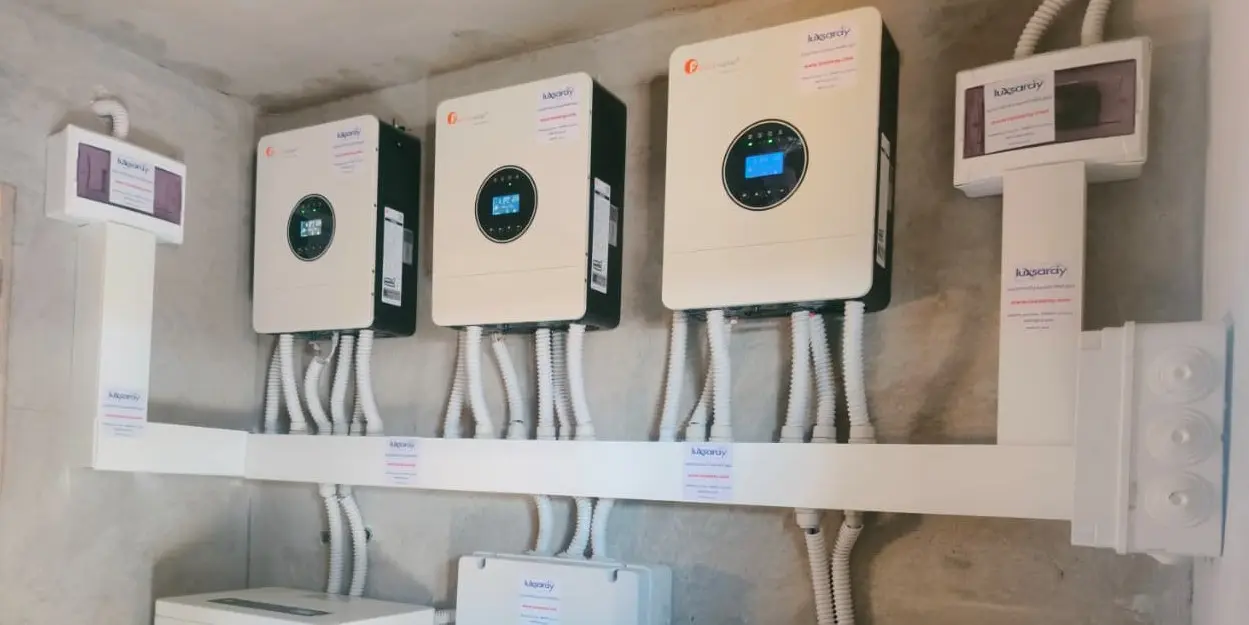 استراحة تعمل بالطاقة الشمسية بالكامل… محطة 18 كيلو وات لخدمة محجر